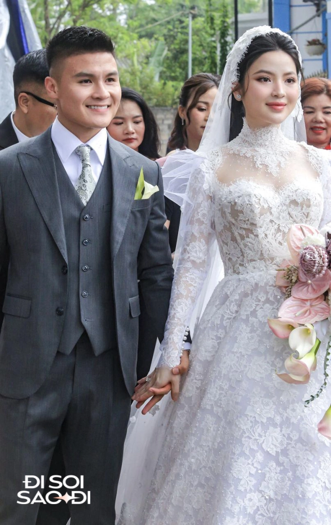 Cô dâu Chu Thanh Huyền lộ diện nhan sắc xinh đẹp ngọt ngào, chú rể Quang Hải ân cần chỉnh váy cho vợ - Ảnh 3